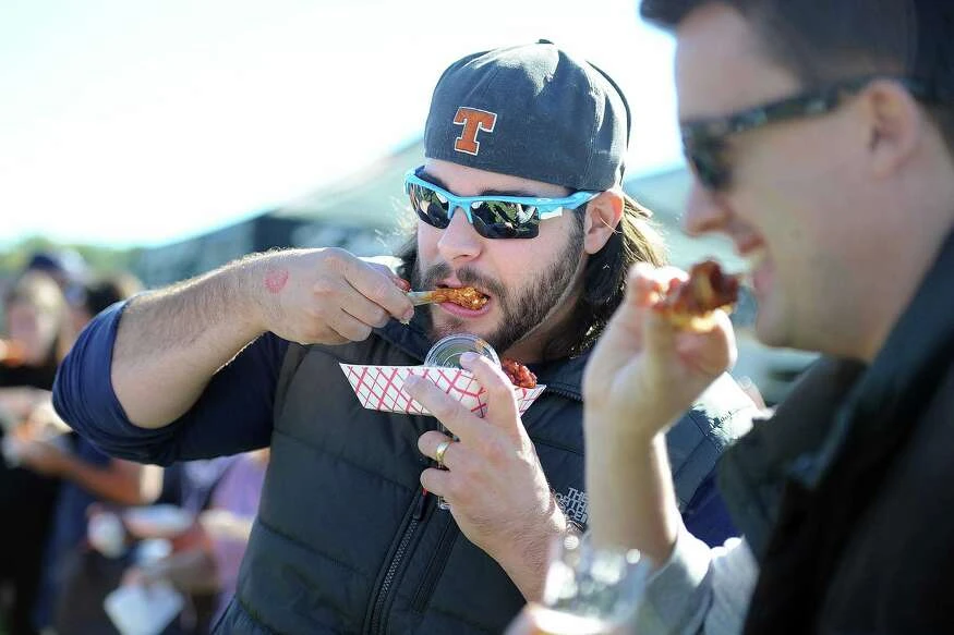 Esquire: Dew Drop Inn in Derby has the best wings in CT
