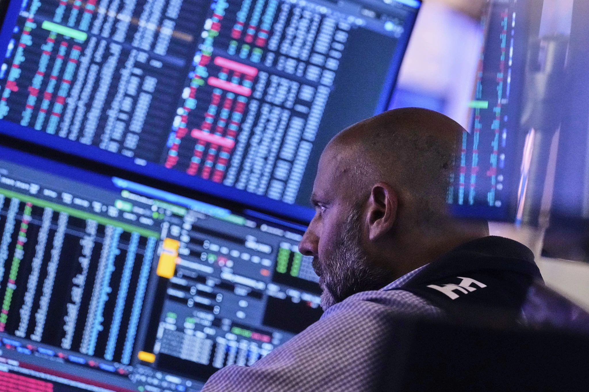 Stocks close higher, nudging the S&P 500 and Nasdaq to more highs