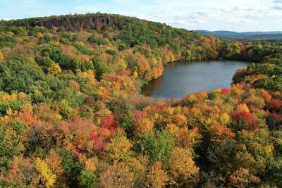 Here’s where foliage peaks in CT this weekend and how to see it