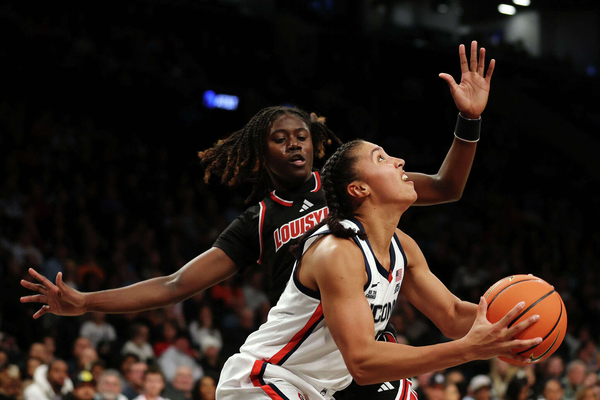 UConn women's basketball team opens big halftime lead over Louisville