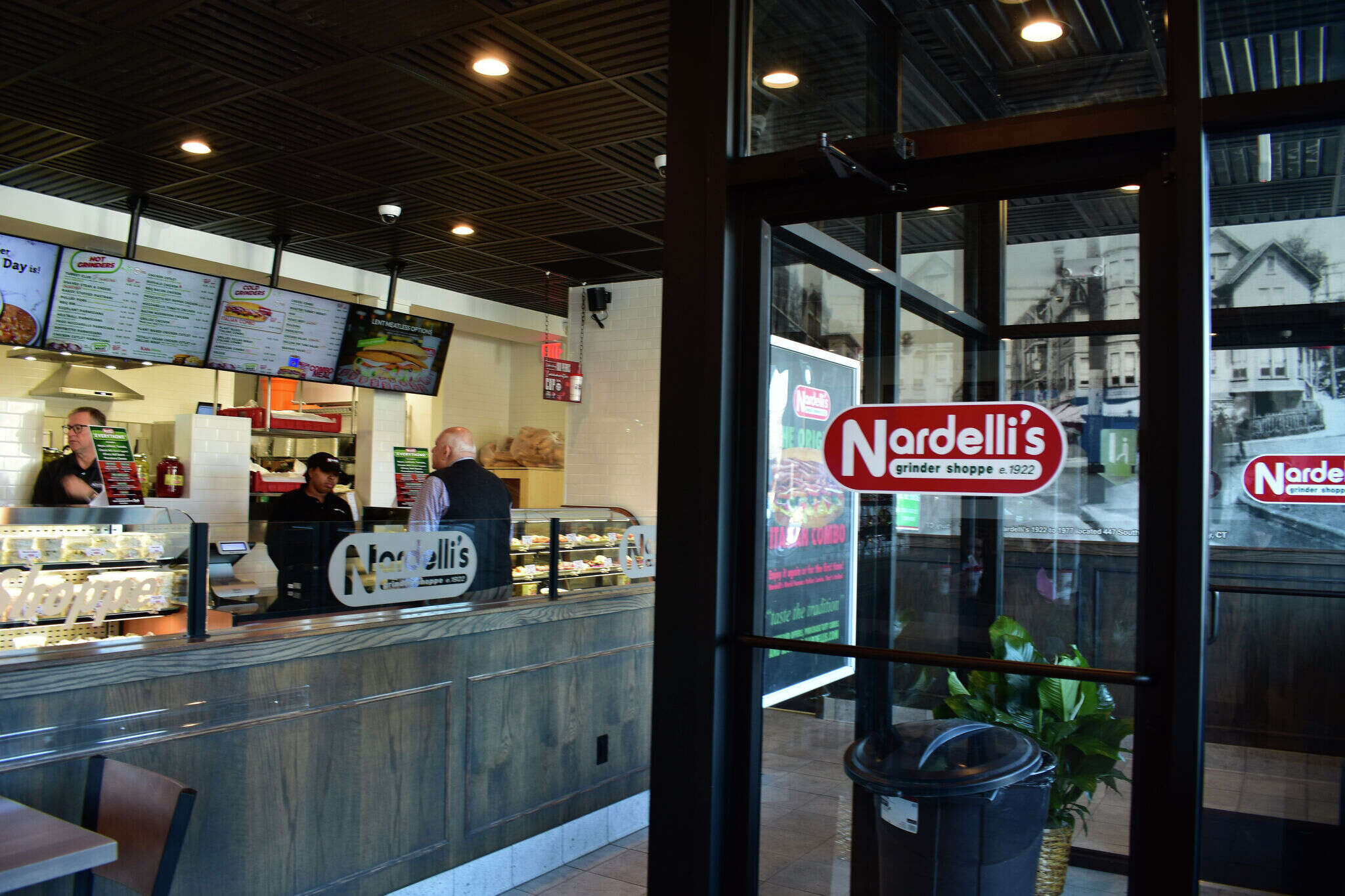 How CT restaurants like Nardelli's, Haven Hot Chicken have figured out expansion