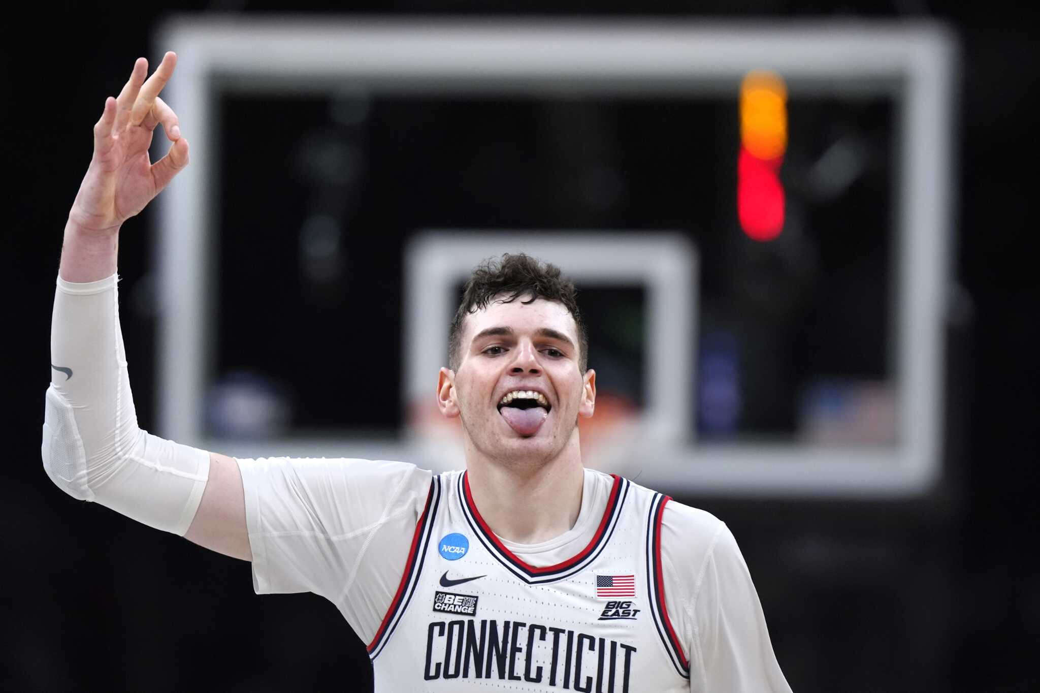 Donovan Clingan, UConn power back into Final Four behind 30-0 run in 77-52 rout of Illinois