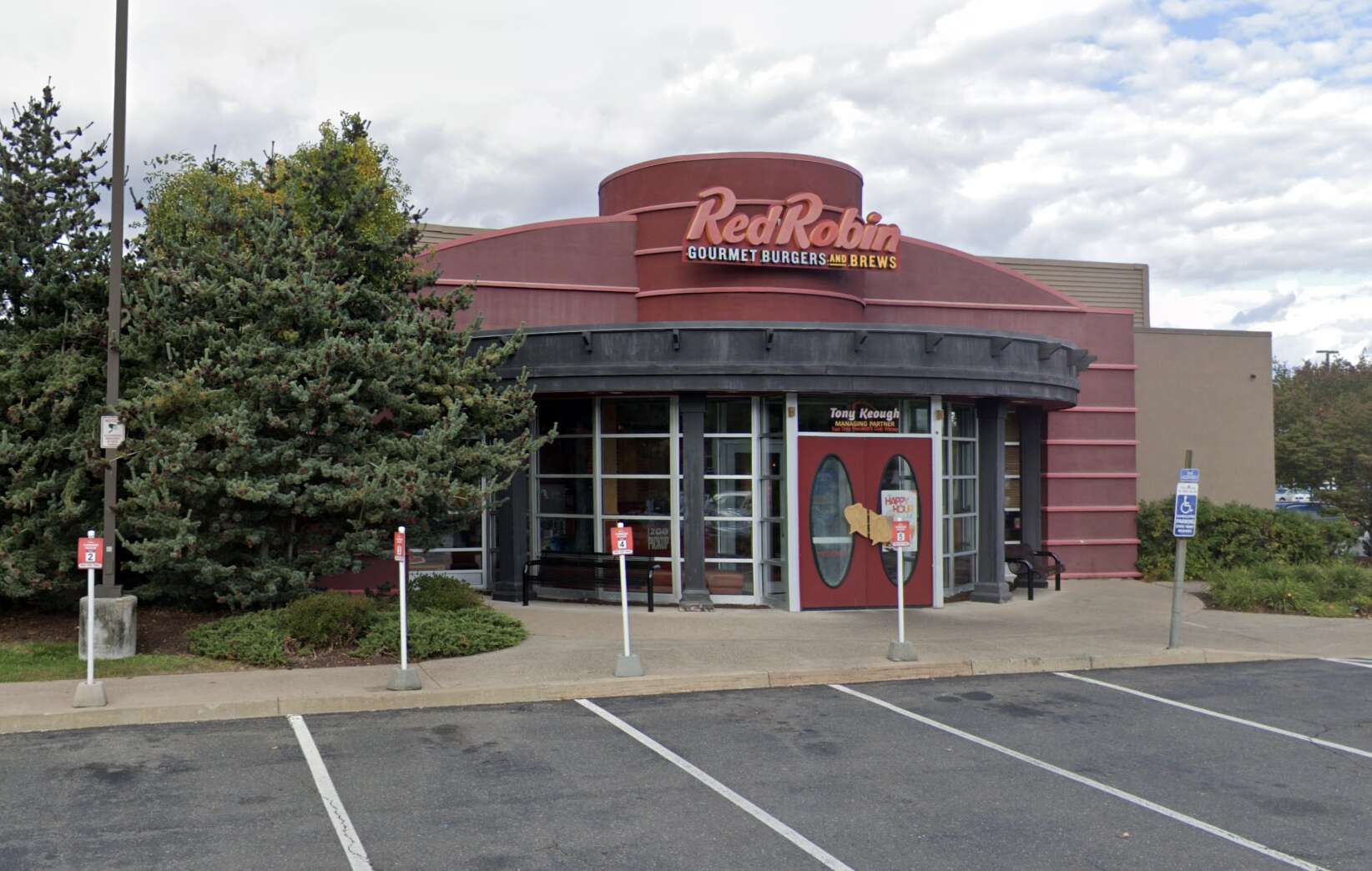 Red Robin, with 3 locations in CT, considers closing as many as 70 restaurants