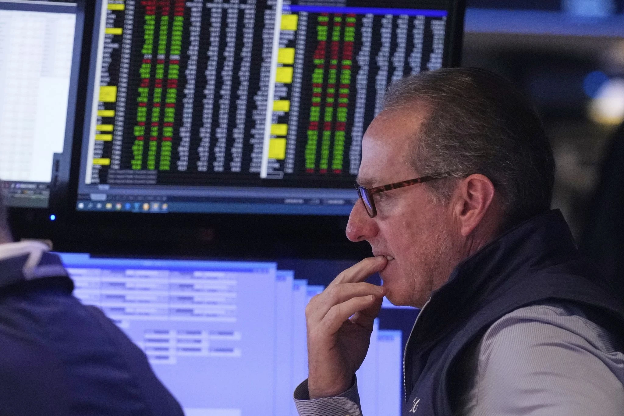 Wall Street drifts as Oracle rallies and Boeing sags