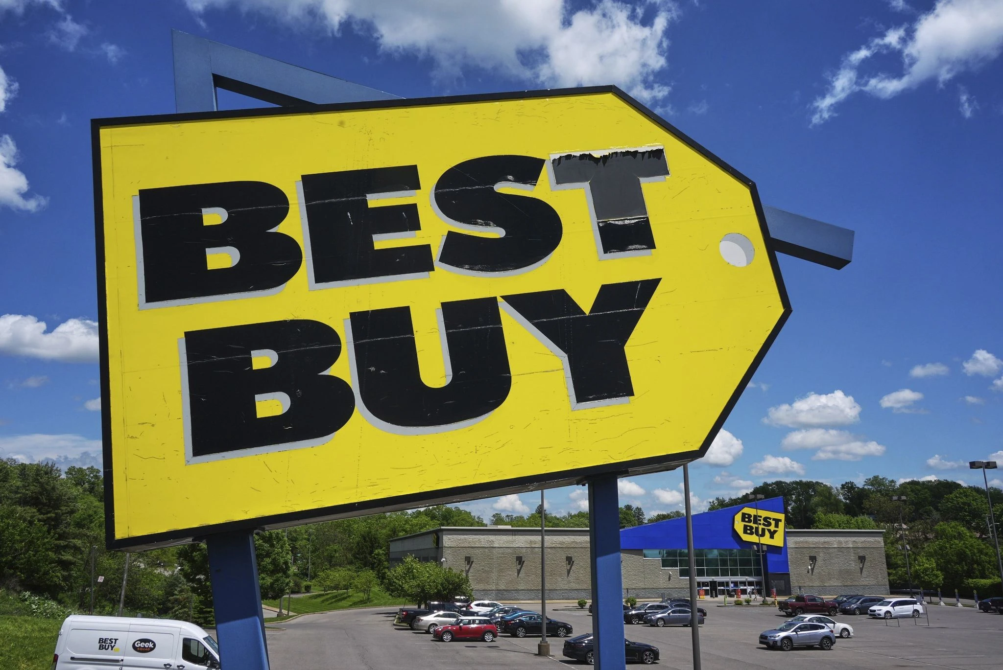 Best Buy cuts its annual profit and sales outlook as it wrestles with tariffs