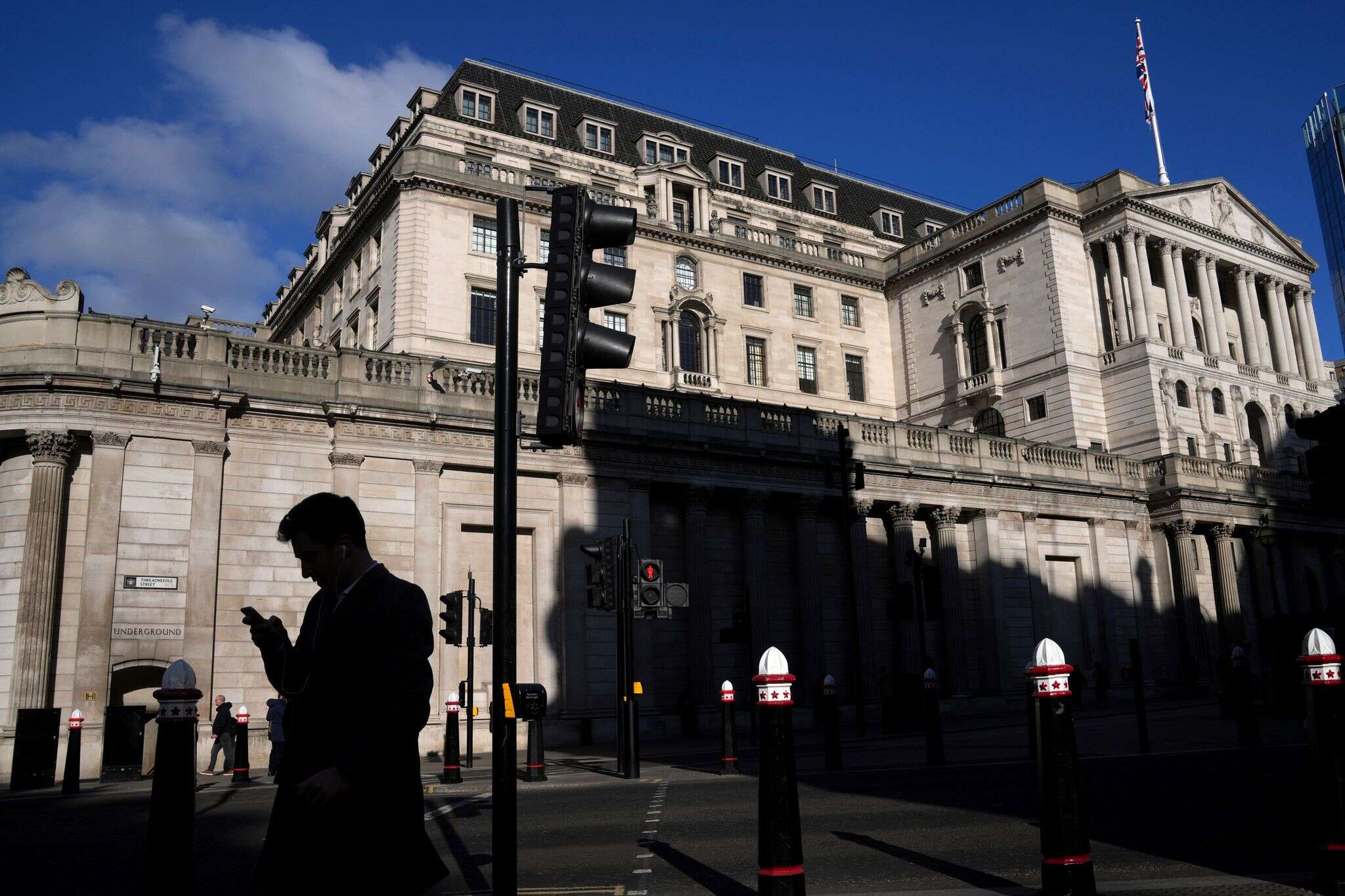 Bank of England halves UK growth projection and cuts main interest rate to 4.50%