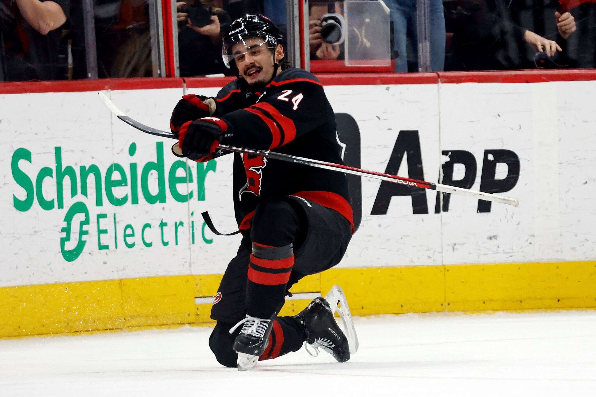 Jarvis' goal with 18.6 seconds left lifts Hurricanes to 3-2 win over Bruins