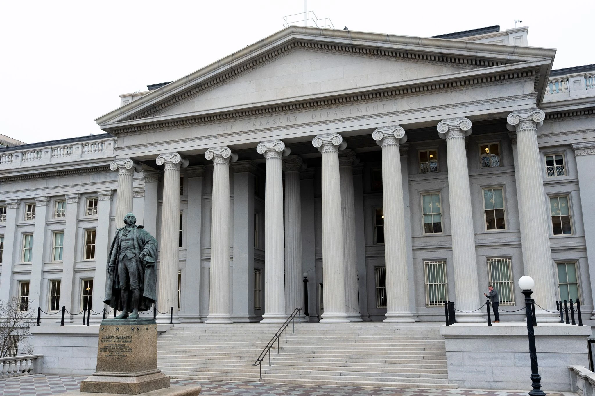 Freak sell-off of ‘safe haven’ US bonds raises fear that confidence in America is fading