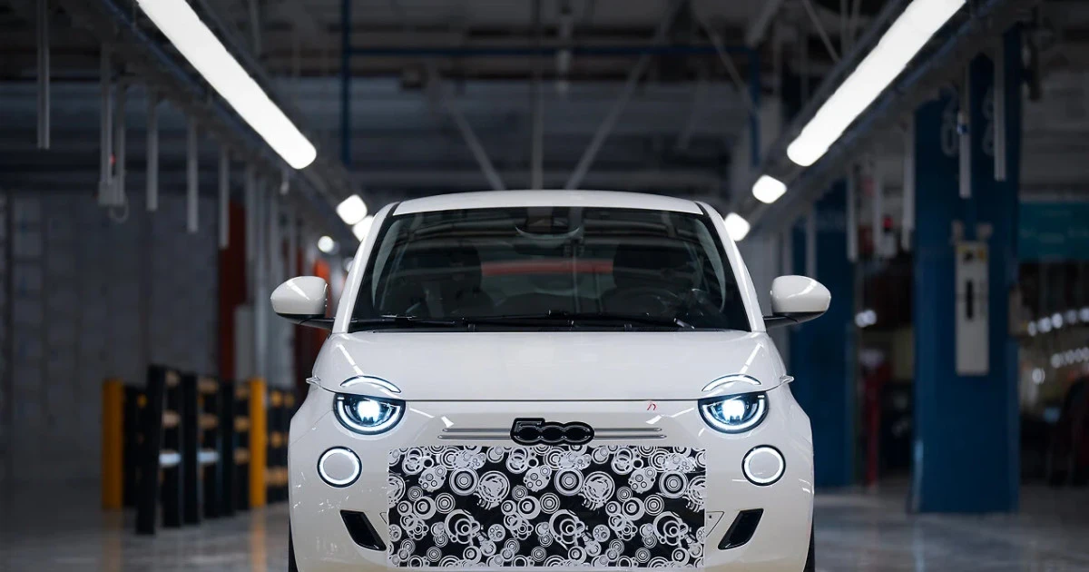 Fiat's New Hybrid 500 Will Get a Manual Transmission