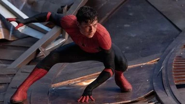 Tom Holland déjà de retour dans le (nouveau) costume de Spider-Man : les premières images du tournage
