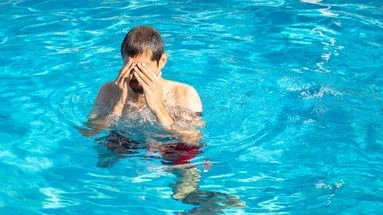 Ouvrir les yeux sous l'eau peut présenter un risque majeur pour votre santé oculaire