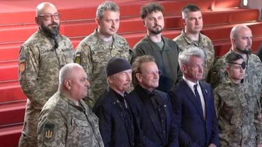 Cannes 2025 : pourquoi Bono de U2 s'est-il retrouvé sur les marches avec des soldats ukrainiens ?