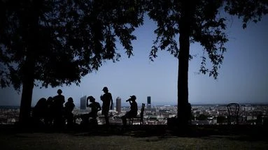 Toiles d'ombrage, forêts urbaines... Comment les grandes villes tentent de s'adapter aux vagues de chaleur