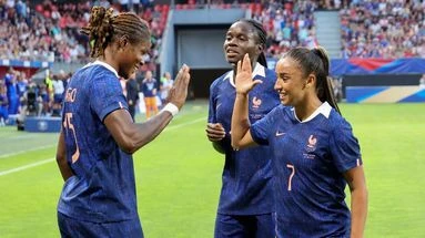 Euro 2025 : cinq équipes, dont la France, vont privilégier le train et le car