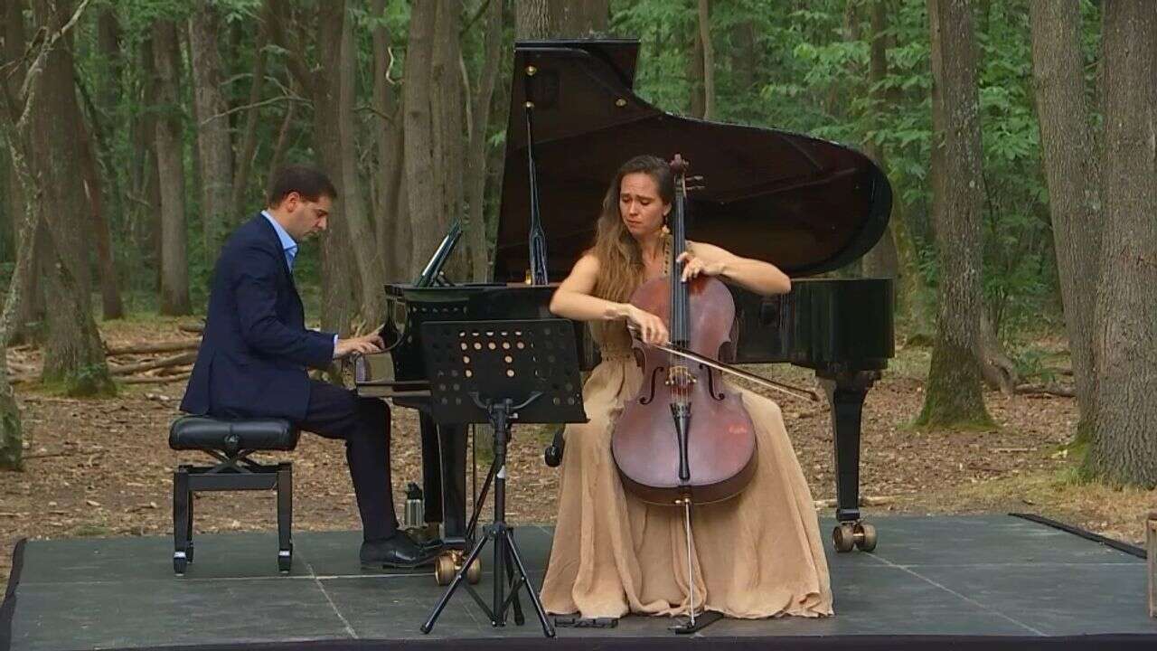 VIDÉO - Au milieu des arbres, la violoncelliste Olivia Gay compose la mélodie de la forêt