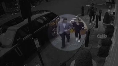 Faux millionnaires, banquier éméché : comment des policiers anglais déguisés piègent les voleurs de montres