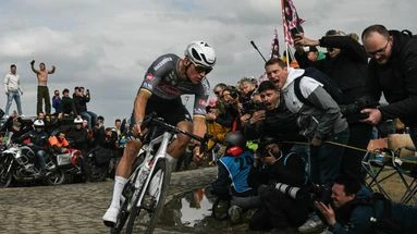Paris-Roubaix : Van der Poel remporte sa 3e 