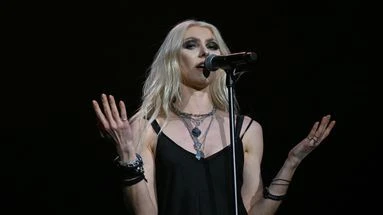 VIDÉO - Mordue par une chauve-souris en plein concert, cette star de 