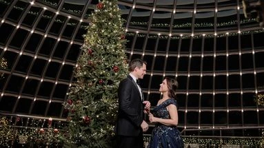 Amour, magie, guirlandes à gogo... Quels sont les ingrédients d'un téléfilm de Noël réussi ?