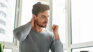 Teck-neck : les conseils d'un médecin pour soulager les douleurs cervicales provoquées par l'utilisation de nos téléphones portables