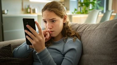 Conseillères de vie, psys, confidentes : la moitié des jeunes français parle de sujets intimes avec les IA conversationnelles