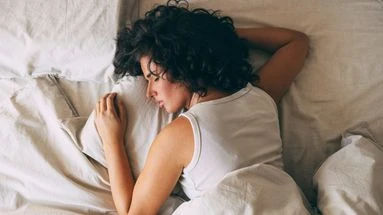 Dormir les bras en T-Rex, la clé pour passer de douces nuits ?