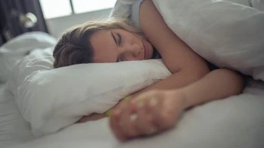 Fêtes, apéros, couchers tardifs… Nos conseils pour préserver votre sommeil des excès des vacances