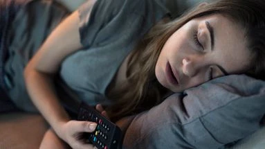 Télévision ou smartphone au coucher : les écrans doivent être bannis de nos soirées, confirment des experts