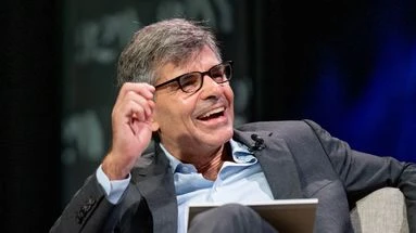 Qui est George Stephanopoulos, le journaliste politique vedette qui va interviewer Joe Biden ?