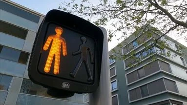 Les feux jaunes pour piétons bientôt généralisés en France ?