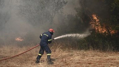 Grèce : un violent incendie se déclare en Crète, des habitants évacués