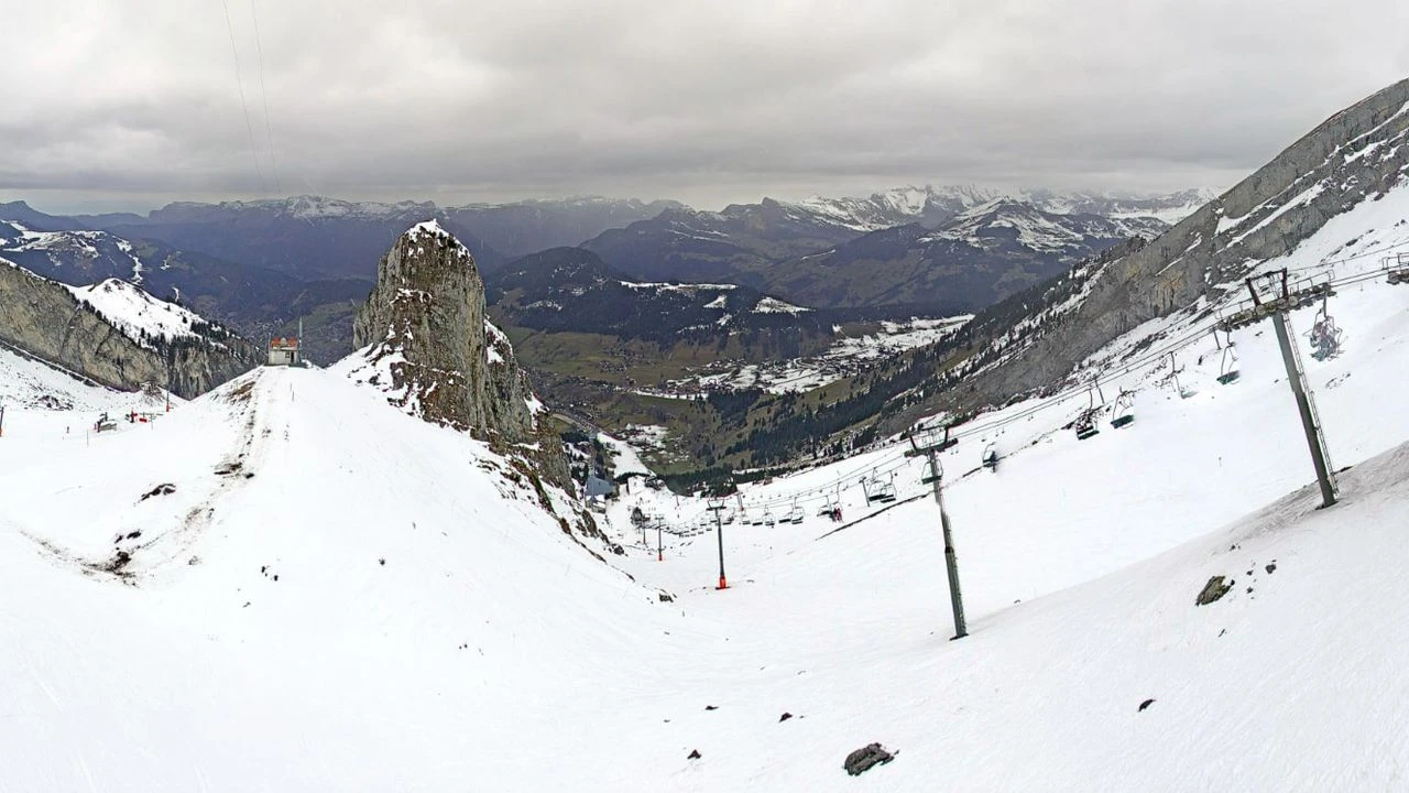 Manque de neige dans les Alpes : comment les stations s'adaptent