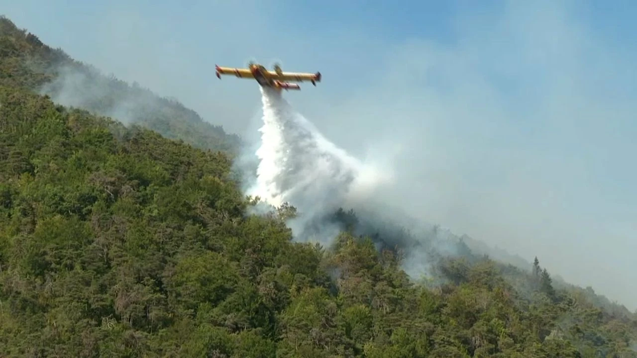 VIDÉO - Incendie dans les Hautes-Alpes : une centaine d'hectares brûlés, 350 pompiers toujours mobilisés
