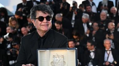 Après sa Palme d'or, Jafar Panahi célébré par ses soutiens à son retour à Téhéran