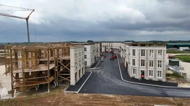 Seine-et-Marne : ces nouveaux studios de cinéma reproduisent au détail près des rues entières de Paris