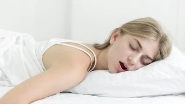 Dormir la bouche ouverte n'est pas naturel et peut avoir des conséquences sur votre bien-être