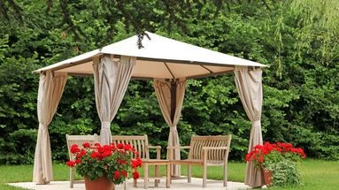 Plus abordable que la pergola, cette solution de protection solaire revient à la mode