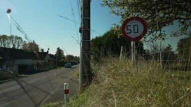 Sarthe : un couple installe un faux panneau sur une départementale pour limiter la vitesse