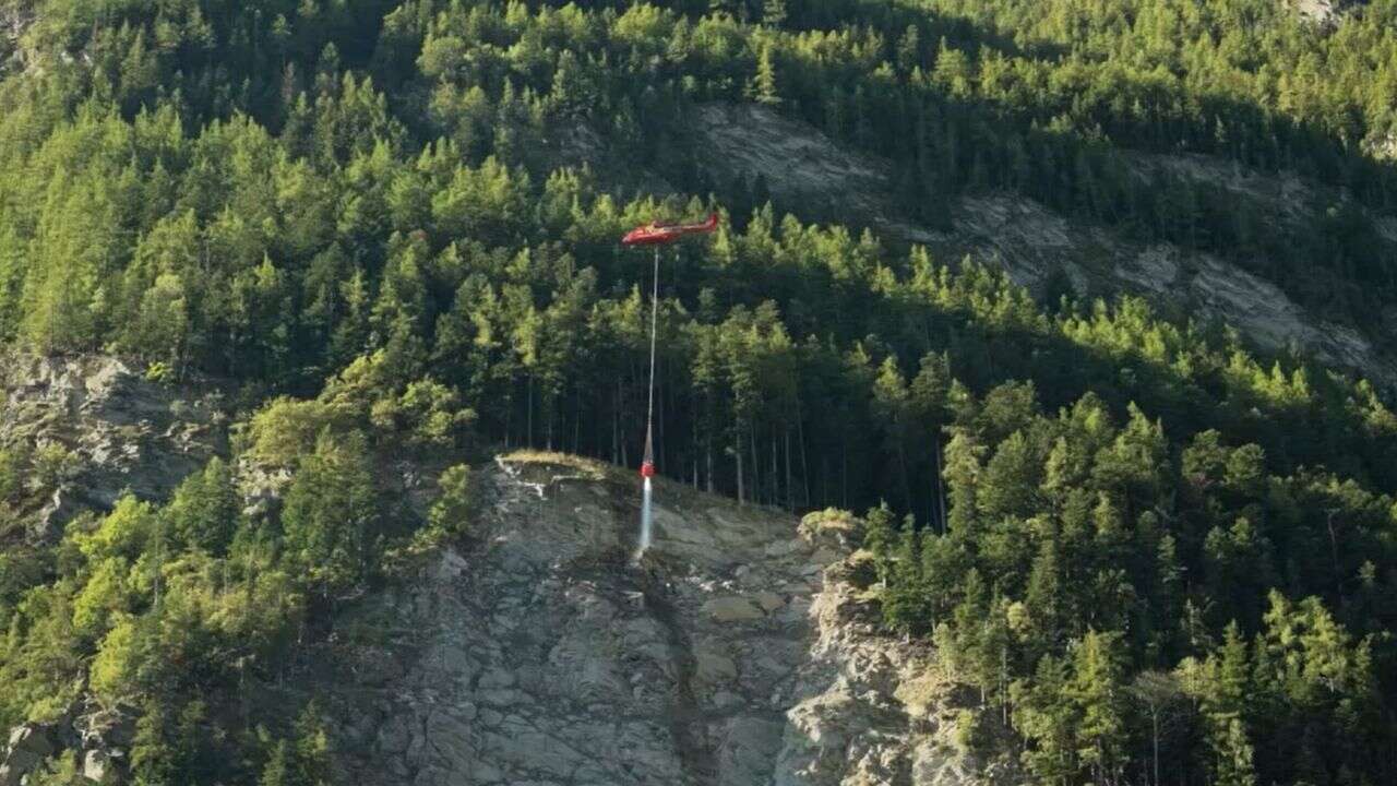 VIDÉO - Éboulement en Savoie : impressionnant largage d'eau depuis un hélicoptère pour sécuriser l'A43