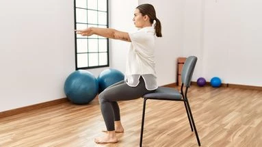 Ces exercices adaptés pour faire du sport sur une chaise sans se blesser