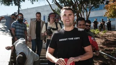 États-Unis : Charlie Kirk, soutien de Trump et influenceur conservateur, grièvement blessé par balle