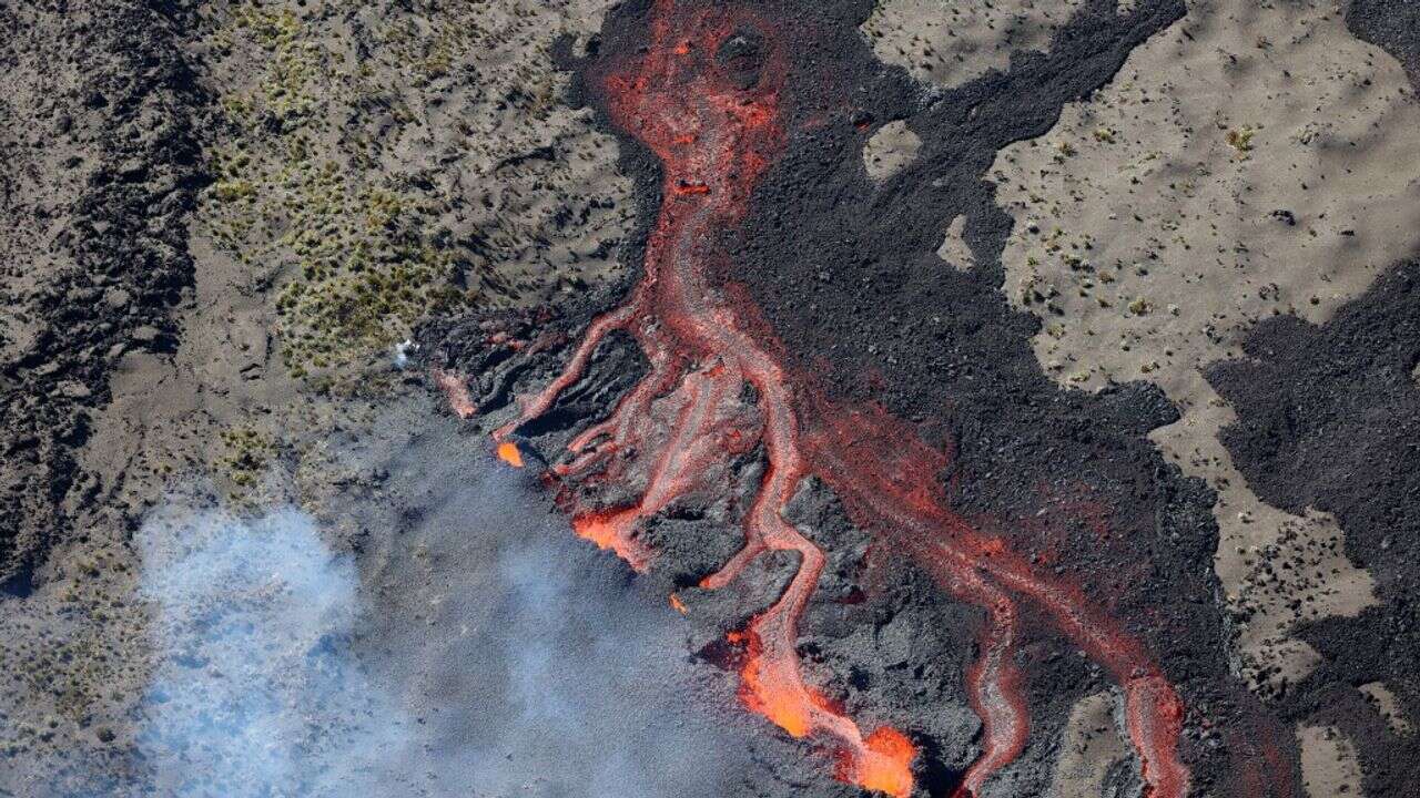 EN IMAGES - La Réunion : le Piton de la Fournaise entre en éruption pour la première fois de l'année