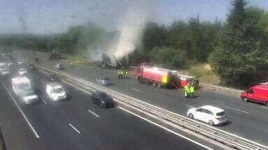 Routes des vacances : l'incendie d'un poids lourd provoque de fortes perturbations sur l'A9