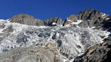 Isère : un alpiniste meurt dans le massif des Écrins après une chute de pierres