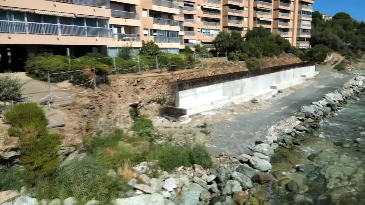 VIDÉO - Érosion en Corse : ils construisent une digue pour sauver leur immeuble