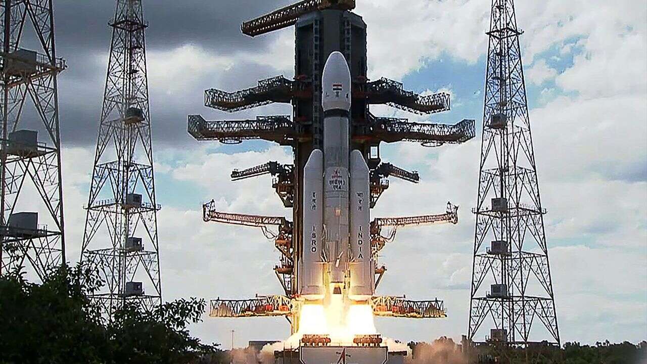 Quatre ans après un échec cuisant, la fusée indienne Chandrayaan-3 mise en orbite autour de la Lune