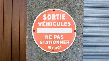 Des voitures mal garées gênent ma sortie de garage, puis-je les faire mettre en fourrière ? Le 13H à vos côtés