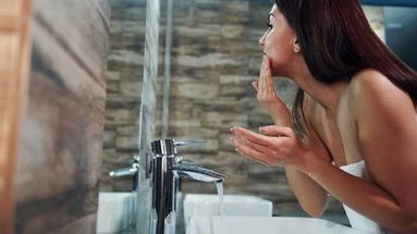 Pourquoi les dermatologues conseillent-ils de ne pas suivre cette tendance épilatoire ?