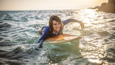 Si vous voulez vous mettre au surf cet été, voici comment bien débuter