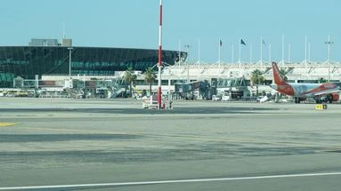 Grève de contrôleurs aériens jeudi : annulation d'un quart des vols à Paris, les aéroports du Sud très touchés